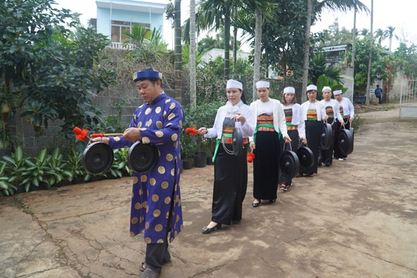 Ông Nguyễn Văn Phú cùng đội chiêng thôn 2 (xã Hòa Thắng, TP. Buôn Ma Thuột) chúc Tết các gia đình.