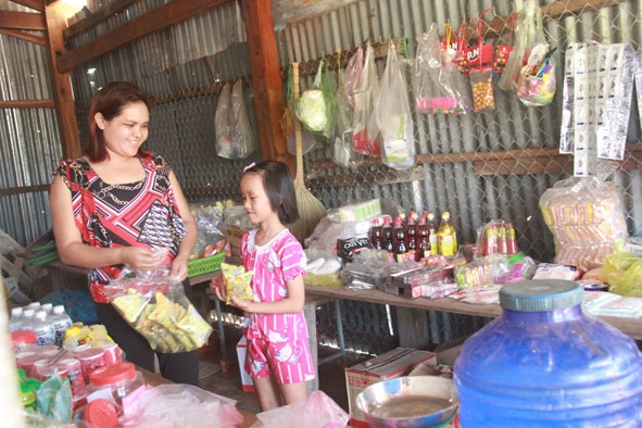 Vừa làm giáo viên, vừa buôn bán tạp hóa nên gia đình chị H'Mít Niê có thu nhập ổn định. 