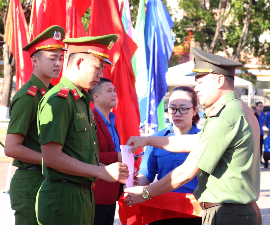 Đại diện Đoàn thanh niên Công an tỉnh trao quyết định công nhận đoàn viên ưu tú cho các chiến sĩ