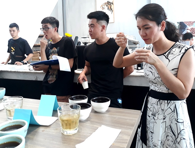 Thử nếm cà phê tại buổi workshop