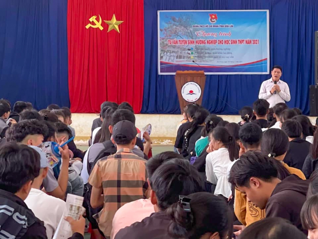 Hơn 300 học sinh xã Dliê Yang (huyện Ea H'leo) tham gia chương trình tư vấn tuyển sinh hướng nghiệp
