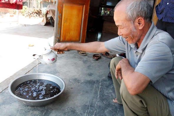 Nước nhiễm phèn pha với nước trà loãng cho ra màu đen sì. 