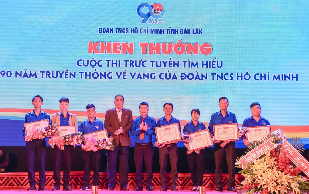 Khen thưởng tập thể, cá nhân xuất sắc