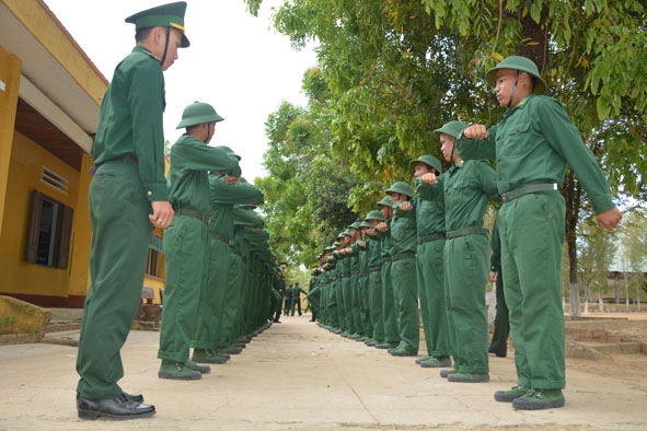 Tân binh Tiểu đoàn Huấn luyện cơ động tập Điều lệnh đội ngũ tay không. 