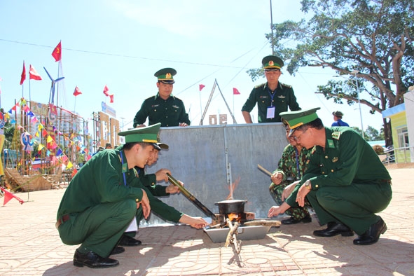 Bộ đội Biên phòng tỉnh tham gia phần thi giã gạo nấu cơm. 