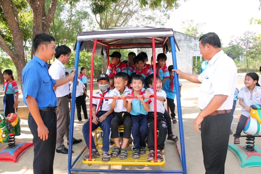 Huyện Đoàn Ea Kar bàn giao khu vui chơi thiếu nhi cho Trường Tiểu học và THCS Lý Tự Trọng (xã Ea Sô, huyện Ea Kar).   