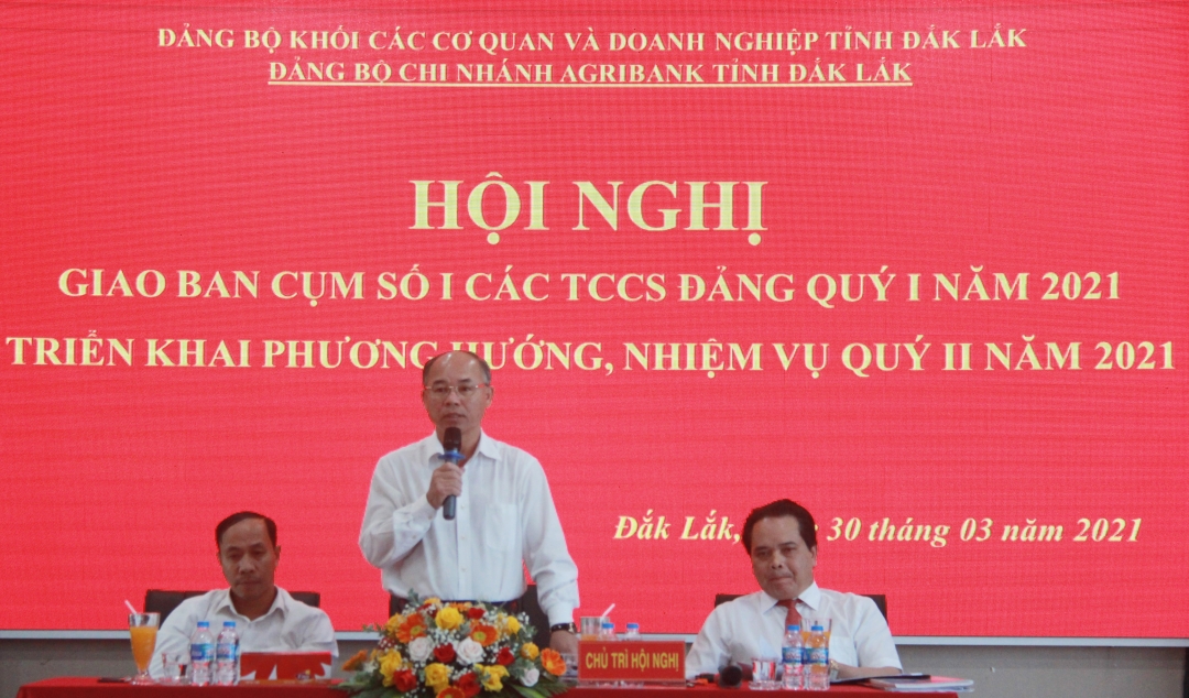 Bí thư Đảng ủy Khối cơ quan và doanh nghiệp tỉnh Trương Công Thái phát biểu tại hội nghị