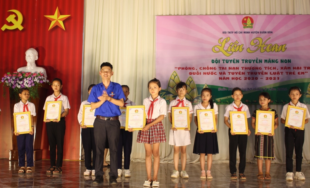 Ban Tổ chức trao giải Nhất cho liên đội Bùi Thị Xuân.