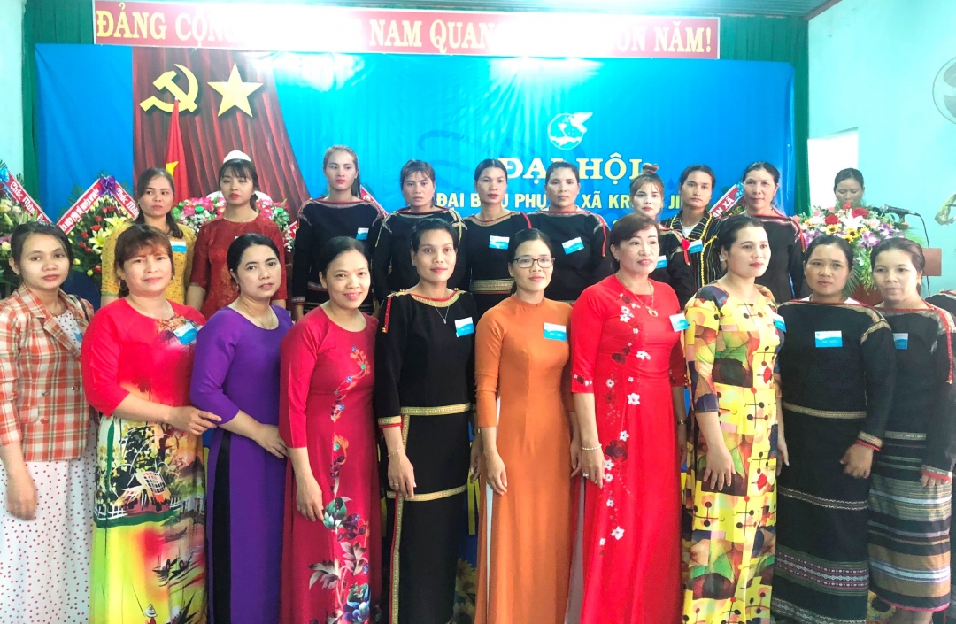 Ban Chấp hành Hội LHPN xã Krông Jing khóa X, nhiệm kỳ 2021 - 2026 ra mắt đại hội.