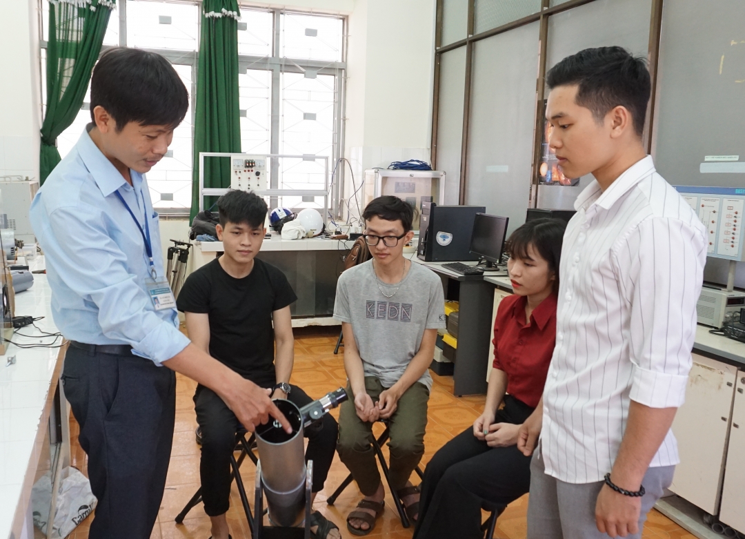 Dự án chế tạo, phát triển và sản xuất kính thiên văn (phản xạ) của nhóm sinh viên Trường Đại học Tây Nguyên  đoạt giải triển vọng tại Cuộc thi Khởi nghiệp, khởi sự kinh doanh tỉnh Đắk Lắk lần thứ 2 năm 2020.