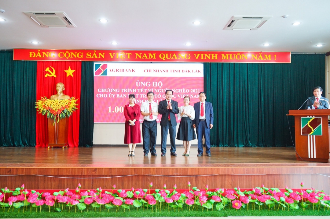 Lãnh đạo Agribank Đắk Lắk trao tiền ủng hộ Quỹ Vì người nghèo của tỉnh cho đại diện Mặt trận tổ quốc Việt Nam tỉnh