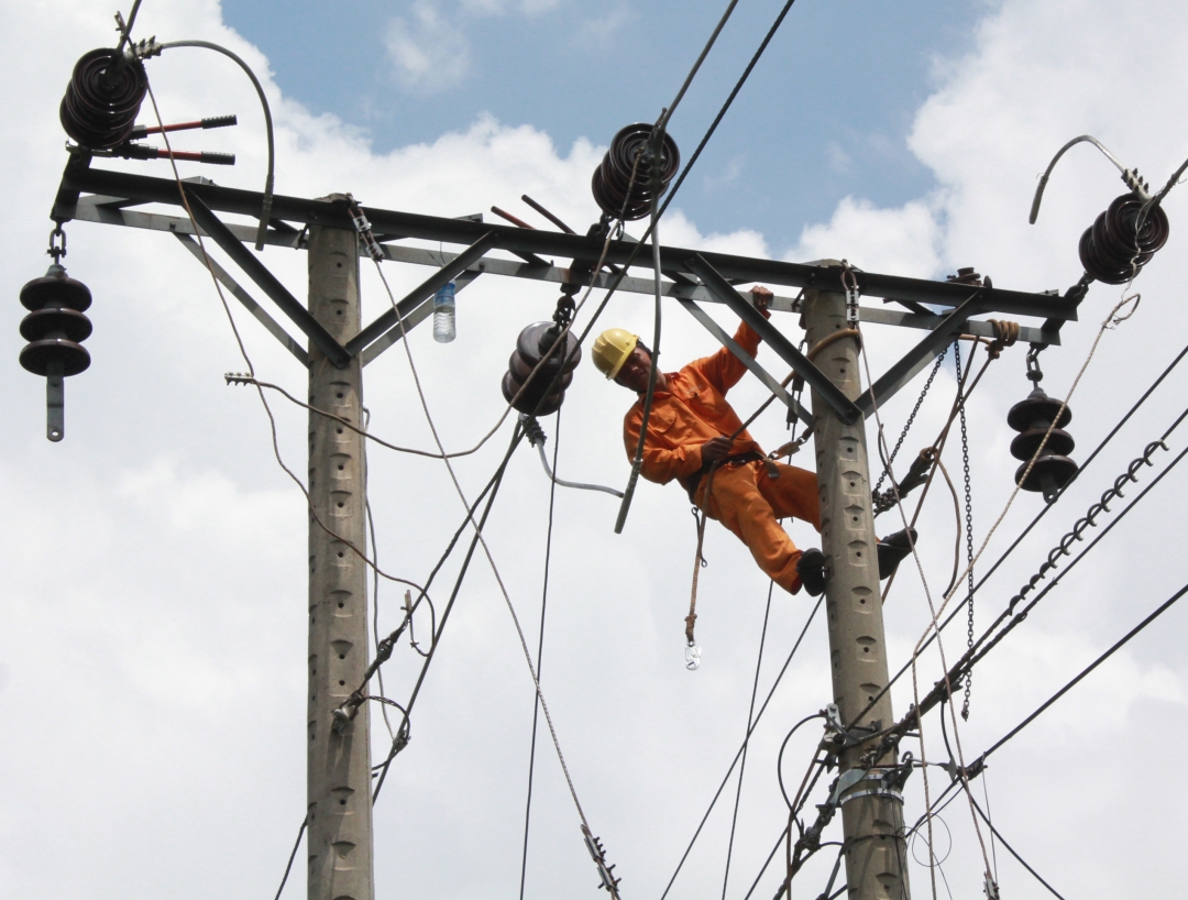 Đối với Điện lực Nam Buôn Ma Thuột, trong tháng 2 và 3-2021 đã triển khai kiểm tra hệ thống đường dây trung áp. Sau khi phát hiện một số vị trí trên các tuyến đường dây đã bị xuống cấp, có nguy cơ phóng điện, không bảo đảm an toàn và độ tin cậy cung cấp điện, đơn vị đã tiến hành thay dây, xử lý các hiện tượng bất thường; trồng xen trụ để xử lý mất an toàn lưới điện trung thế. Với các máy biến áp có dung lượng từ 1.000 kVA đã tăng tần suất kiểm tra, đảm bảo các thông số đúng quy chuẩn, vận hành với chất lượng tốt, đáp ứng nhu cầu dùng điện cho sinh hoạt, sản xuất của người dân.