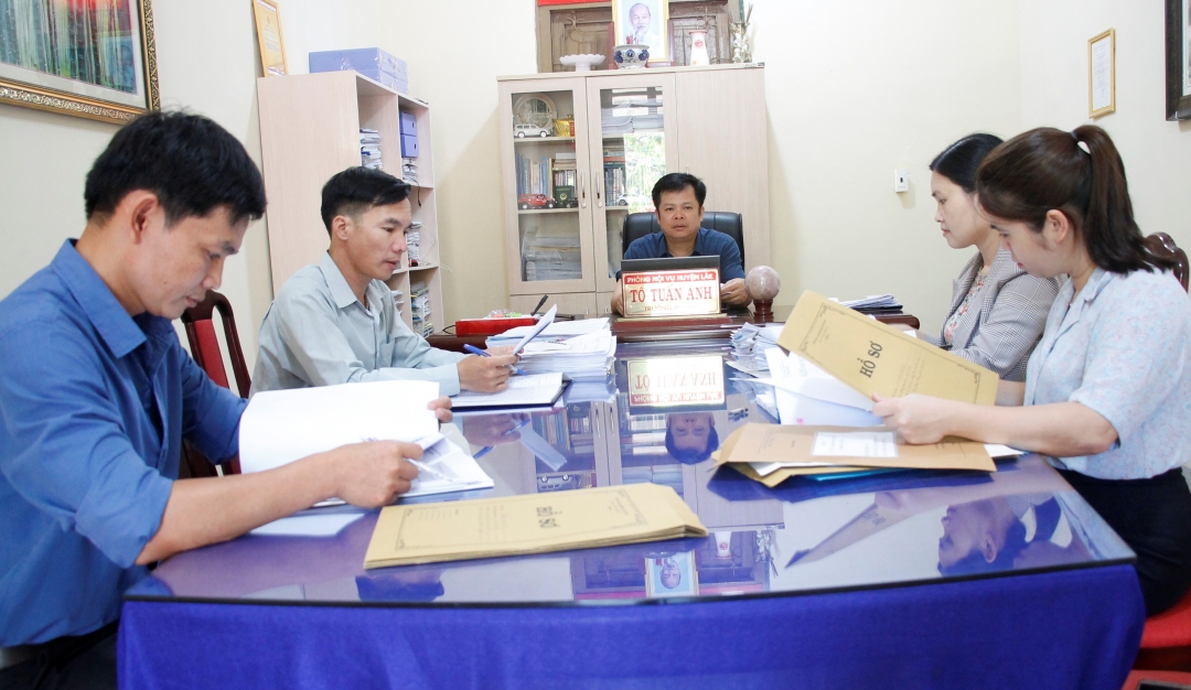 Các thành viên tổ giúp việc Ủy ban Bầu cử huyện Lắk kiểm tra hồ sơ của người ứng cử đại biểu HĐND huyện khóa XII, nhiệm kỳ 2021 - 2026. 
