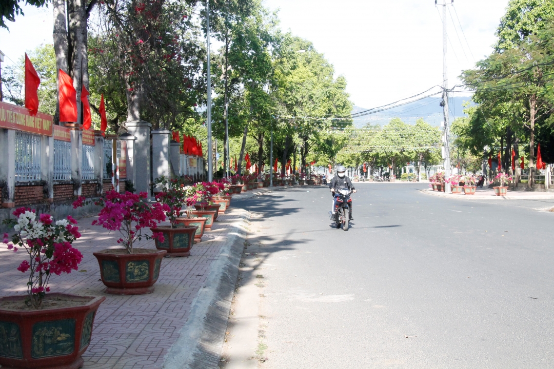 Trung tâm thị trấn Liên Sơn (huyện Lắk) được trang trí cờ hoa rực rỡ chào mừng các sự kiện lớn tại địa phương.