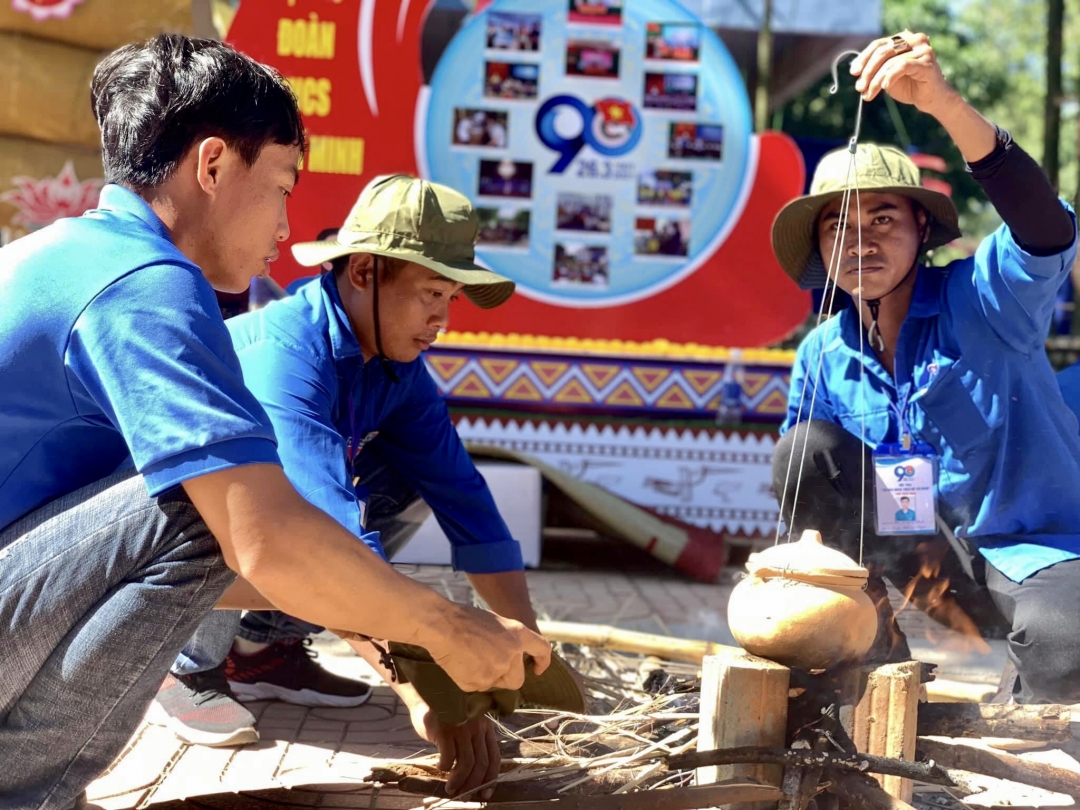 Trại sinh hào hứng với các trò chơi dân gian.   