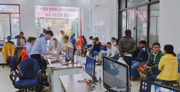 Công dân thực hiện giao dịch tại một văn phòng công chứng trên địa bàn TP. Buôn Ma Thuột. Ảnh minh họa