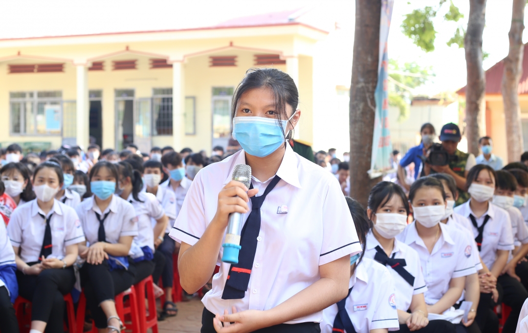 Học sinh trên địa bàn huyện Cư M'gar nêu câu hỏi tại buổi tư vấn tuyển sinh quân sự.