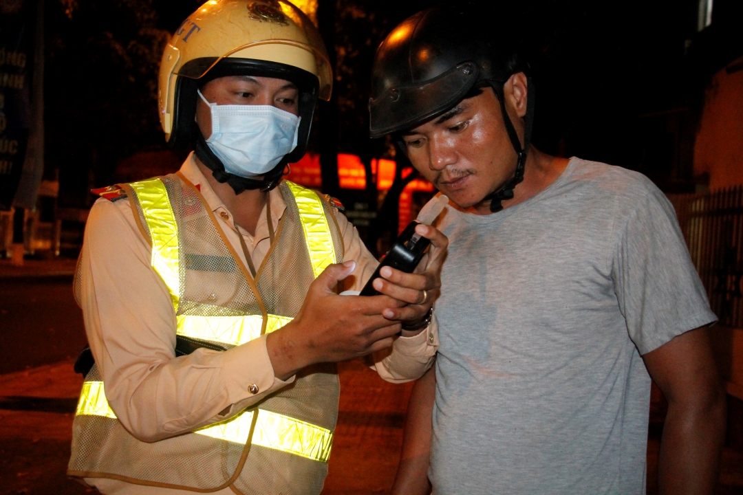 Cán bộ Đội Cảnh sát giao thông - Trật tự Công an TP. Buôn Ma Thuột đo nồng độ cồn người điều khiển  phương tiện trên đường Trường Chinh (TP. Buôn Ma Thuột). 