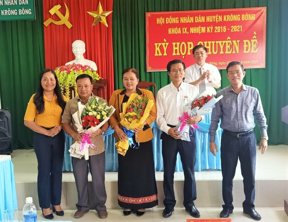 Đại diện Thường trực Huyện ủy, HĐND huyện tặng hoa cho các đồng chí nguyên Phó Chủ tịch HĐND, UBND và tân Phó Chủ tịch UBND huyện.