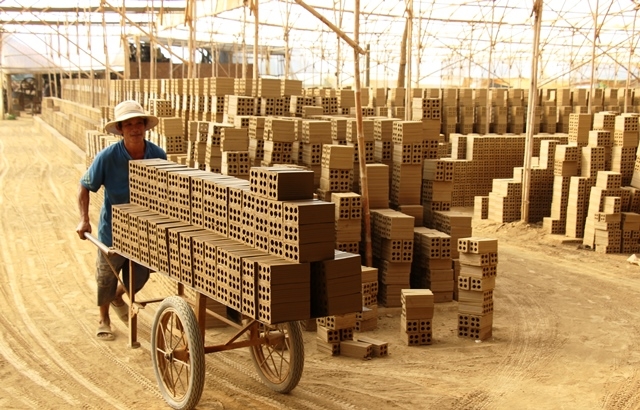 Sản xuất gạch tại xã Ea Uy