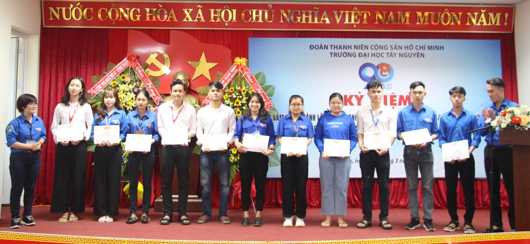Đoàn thanh niên Trường Đại học Tây Nguyên khen thưởng các cá nhân có thành tích xuất sắc trong nghiên cứu khoa học năm 2020.