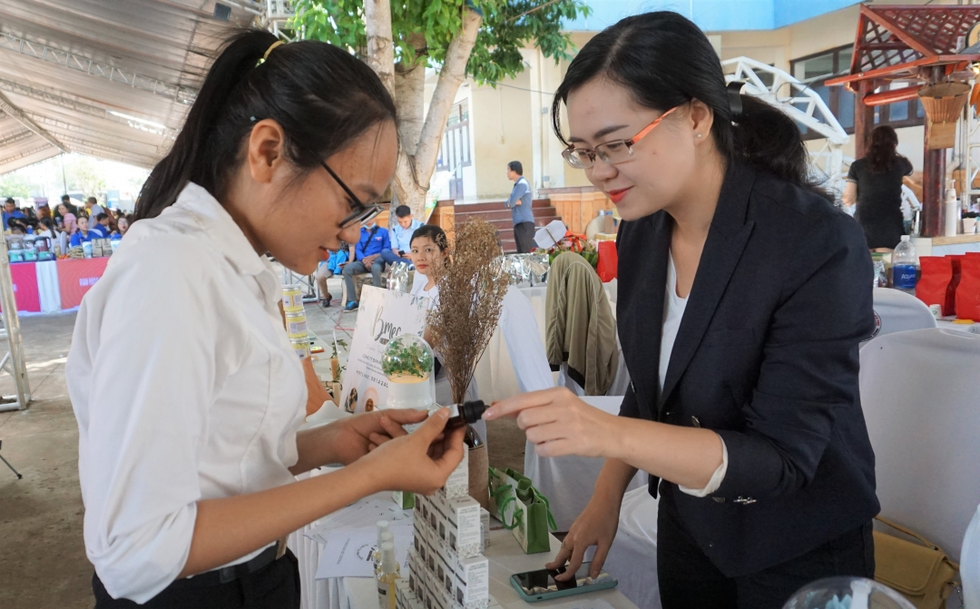 Startup Hoàng Thị Thơm (bên phải) giới thiệu các sản phẩm tinh dầu tại Ngày hội khởi nghiệp tỉnh Đắk Lắk năm 2020