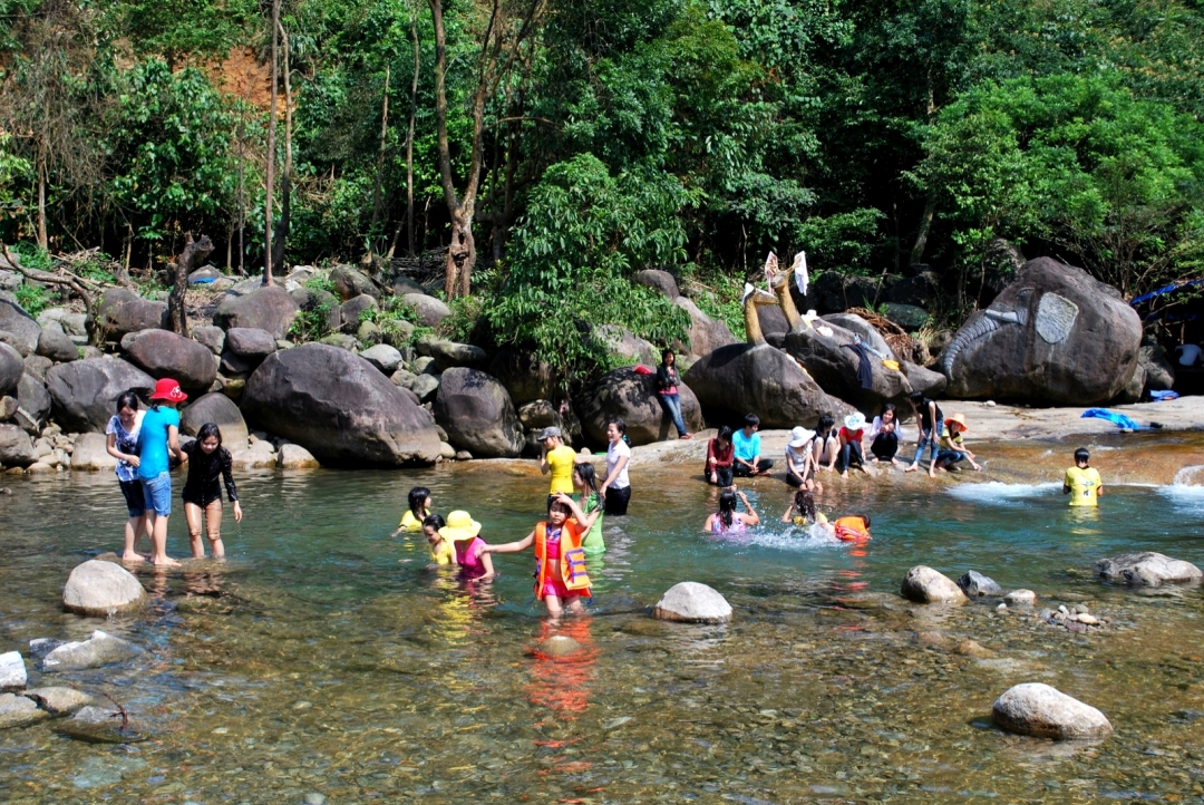 Mùa hè, Suối Voi thu hút rất đông du khách đến tham quan, vui chơi.   