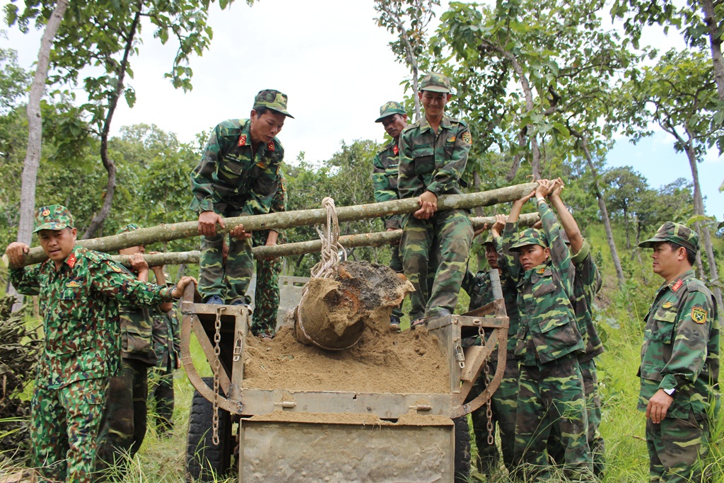 Lực lượng chức năng xử lý một quả bom còn sót lại sau chiến tranh trên địa bàn huyện Cư M'gar. Ảnh minh họa