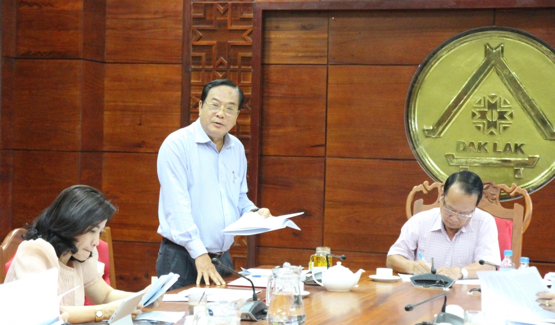 Phó Chủ tịch HĐND tỉnh Nguyễn Thanh Hiệp đóng góp ý kiến tại cuộc họp.