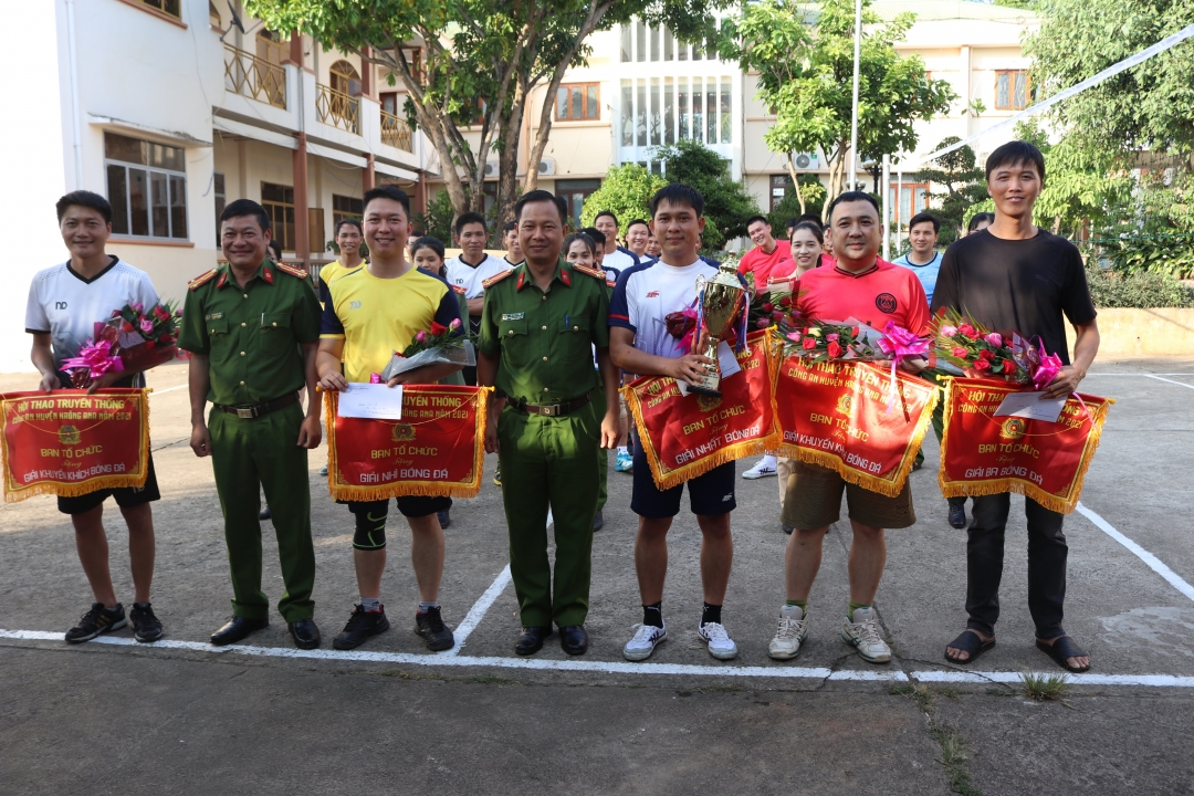 Ban tổ chức trao giải cho các đội đạt thành tích cao