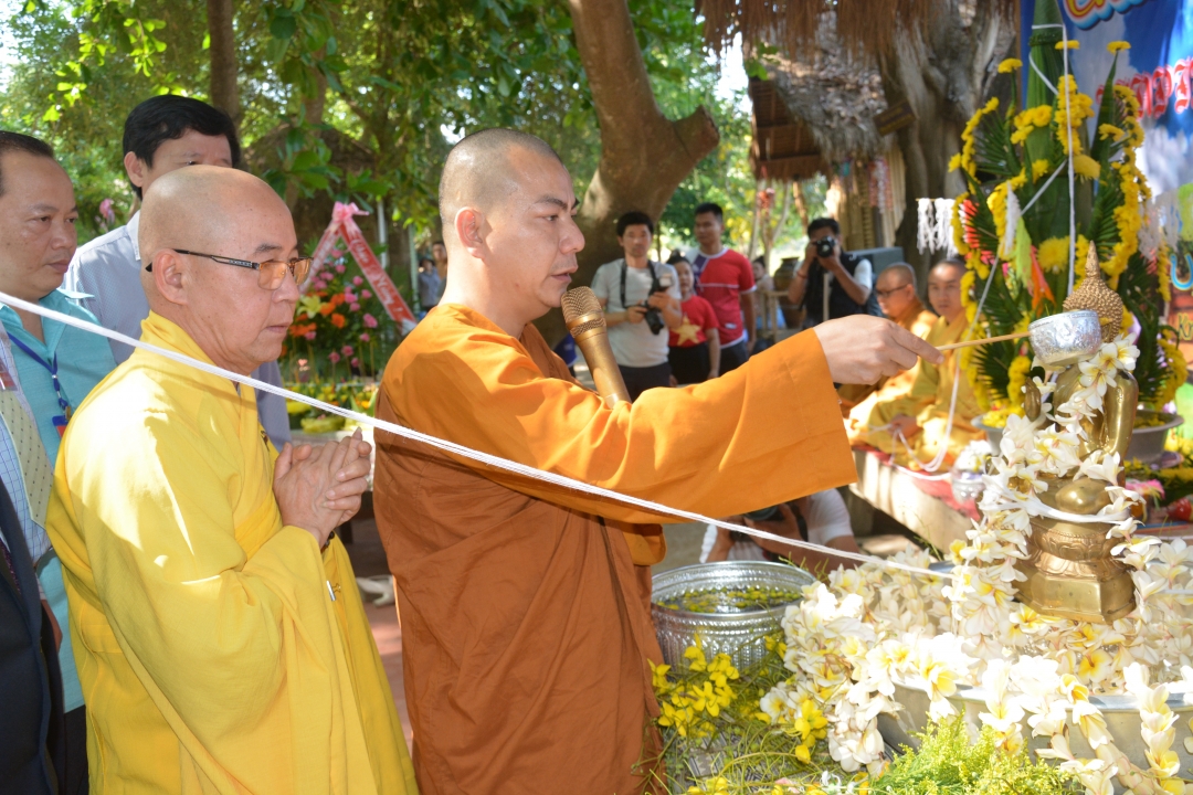 Các nhà sư thực hành nghi Lễ tắm Phật.