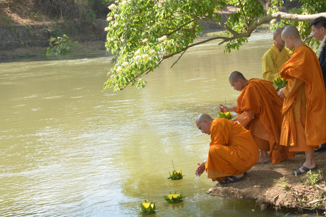 Nghi lễ thả hoa đăng không thể thiếu ở Tết Bunpimay.