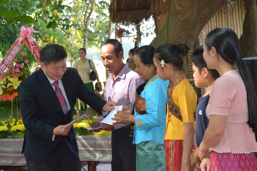 Chủ nhiệm Ủy ban Kiểm tra Tỉnh ủy, Chủ tịch Hội hữu nghị Việt Nam - Lào tỉnh tặng quà các hộ gia đình trong ngày Tế.