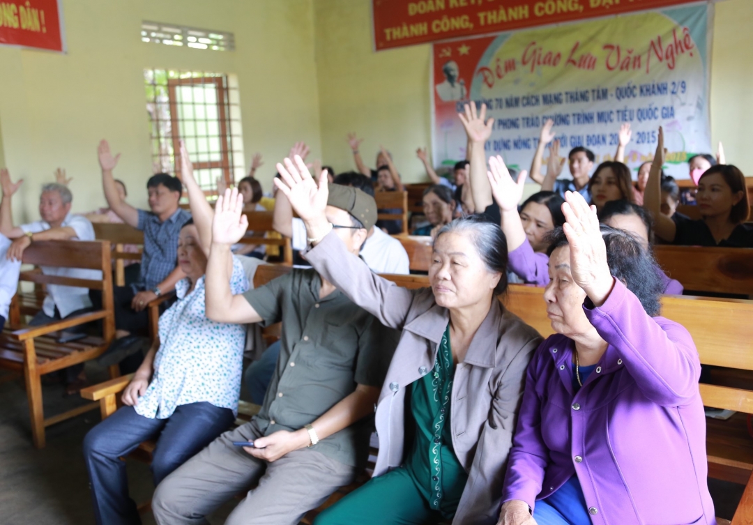 Cử tri thôn 8 (xã Ea Tiêu) biểu quyết bày tỏ sự tín nhiệm đối với người ứng cử đại biểu HĐND các cấp