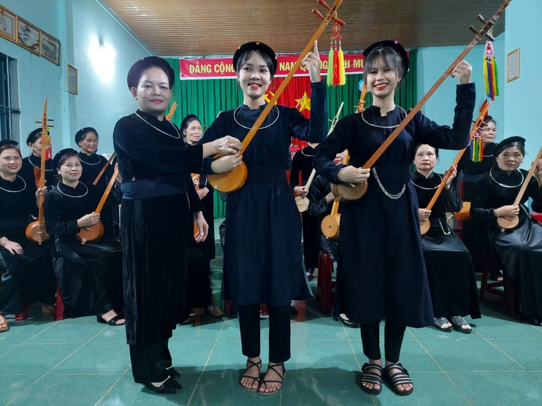 Câu lạc bộ hát then đàn tính thôn Lạng Sơn (xã Ea Yông) thu hút nhiều bạn trẻ tham gia sinh hoạt.