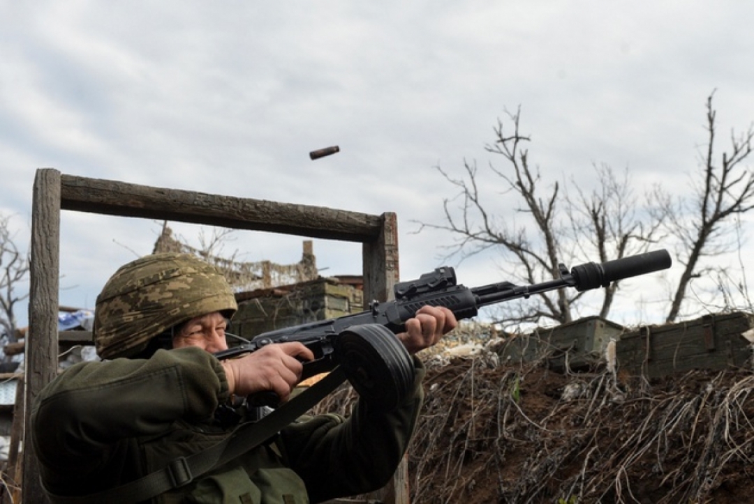 Binh sĩ Ukraine cố bắn hạ vật thể được cho là máy bay không người lái (UAV) tại giới tuyến ngăn cách với khu vực do lực lượng ly khai kiểm soát gần Donetsk, Ukraine. Ảnh: Reuters