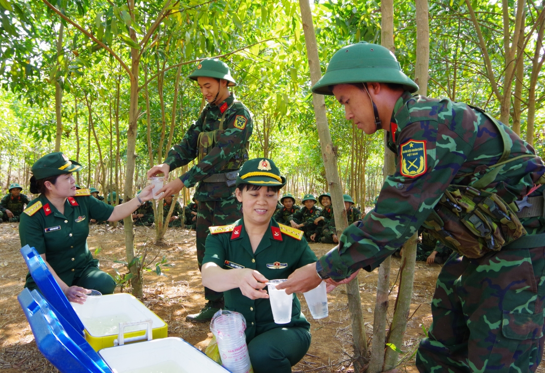 Chiến sĩ mới đón nhận những ly nước từ cán bộ, hội viên Hội Phụ nữ Trung đoàn Bộ binh 95.  