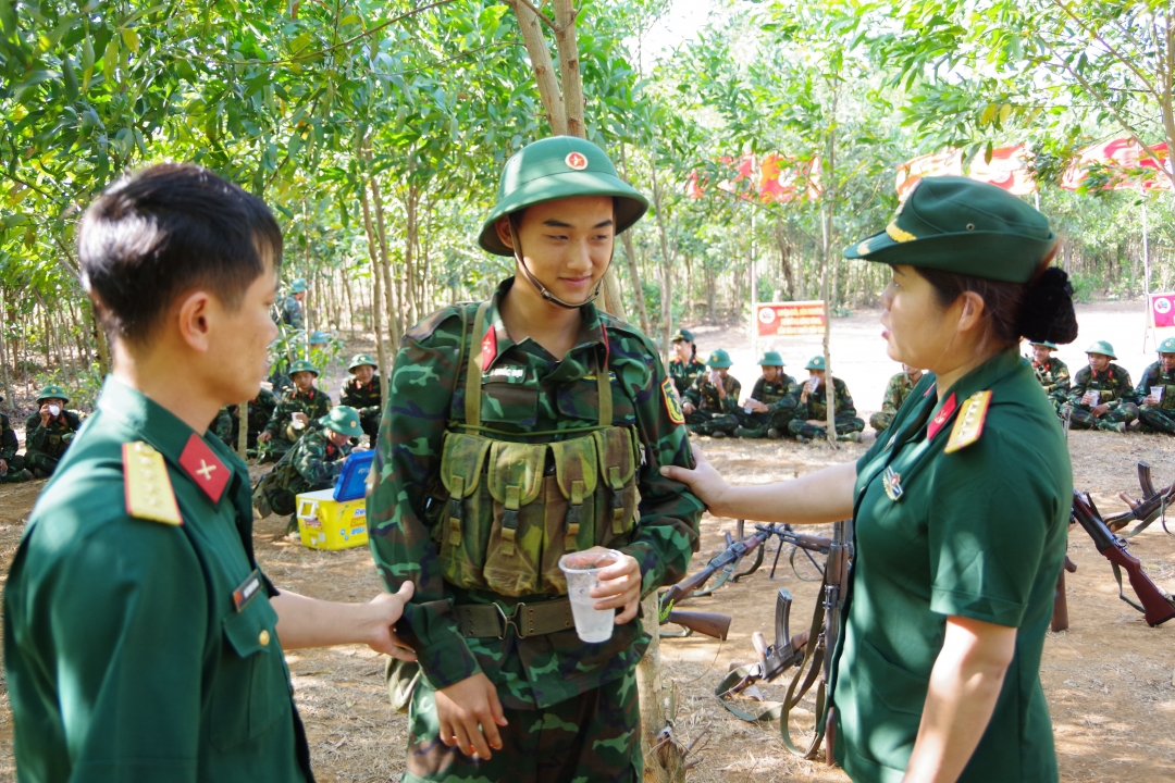 Cán bộ, hội viên Hội Phụ nữ và Đoàn cơ sở Trung đoàn Bộ binh 95 trao tặng nước và trò chuyện cùng chiến sĩ mới.