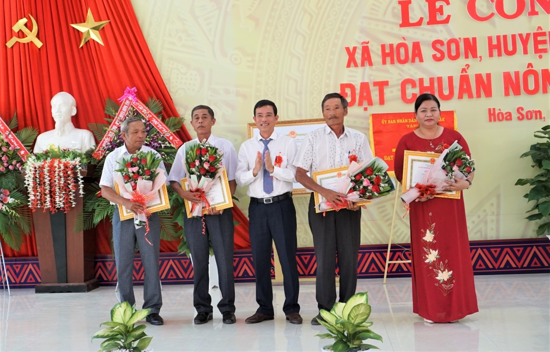 Chủ tịch UBND huyện Krông Bông Lê Văn Long tặng Giấy khen tập thể, 9 cá nhân có thành tích xuất sắc trong thực hiện xây dựng NTM trên địa bàn xã Hòa Sơn.