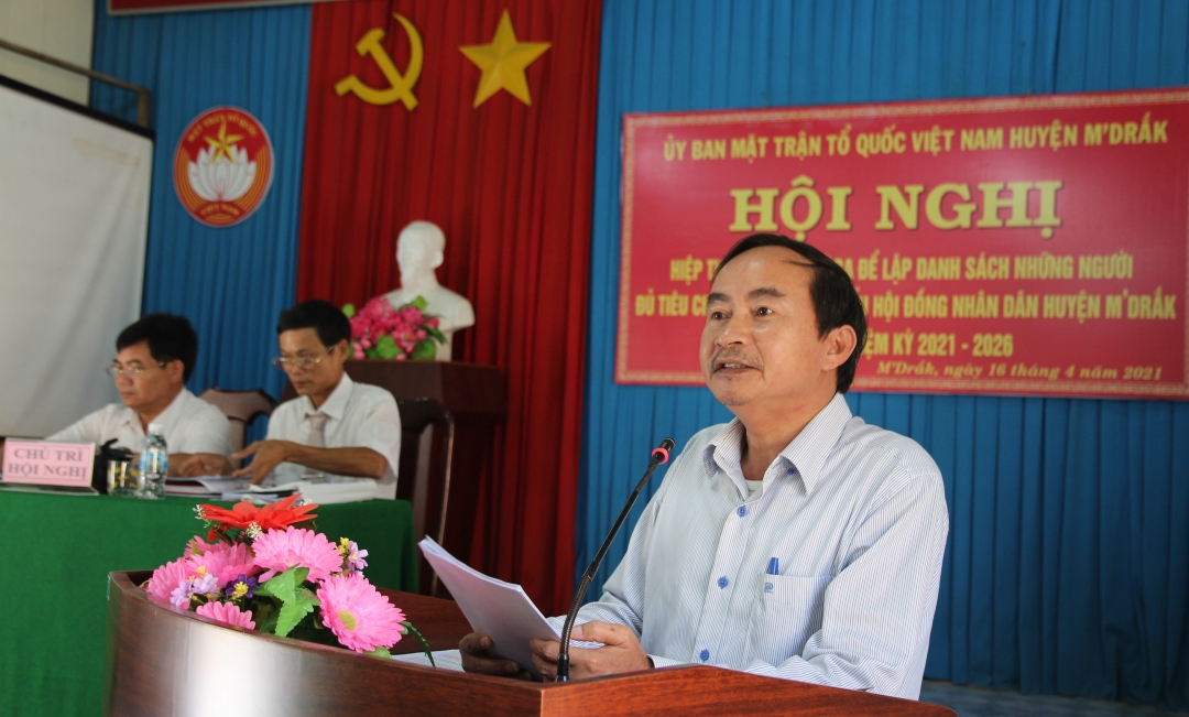 Đồng chí Nguyễn Ngọc Bình, Phó Bí thư Thường trực Huyện ủy, Chủ tịch HĐND huyện, Chủ tịch Ủy ban Bầu cử huyện MDrắk phát biểu tại hội nghị. 