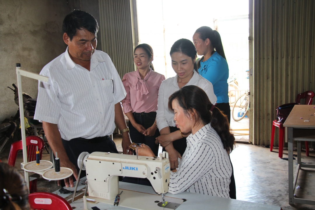Lãnh đạo huyện Krông Ana kiểm tra công tác đào tạo nghề cho lao động nữ nông thôn tại xã Dray Sáp