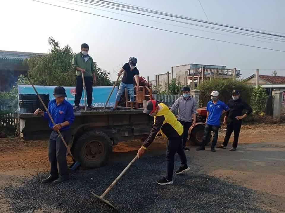Đoàn thanh niên xã Dray Sáp tham gia tu sửa đường giao thông nông thôn