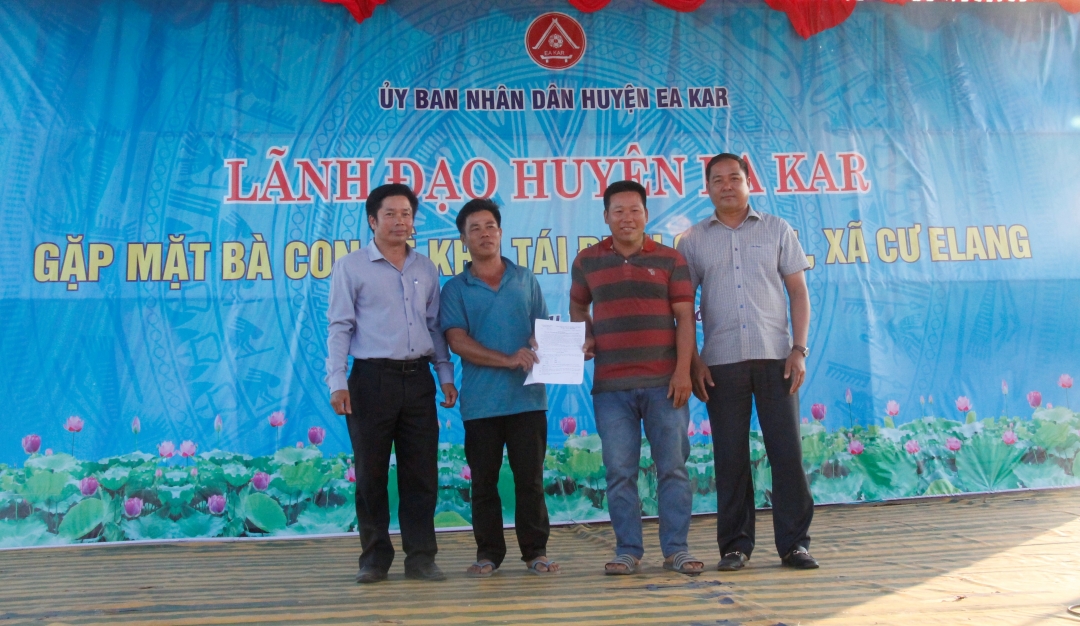 Đảng viên Hoàng Văn Đội (áo xanh, thứ 2 từ trái sang) nhận quyết định thành lập Tổ tự quản lâm thời Khu tái định cư số 1 (xã Cư Elang, huyện Ea Kar).