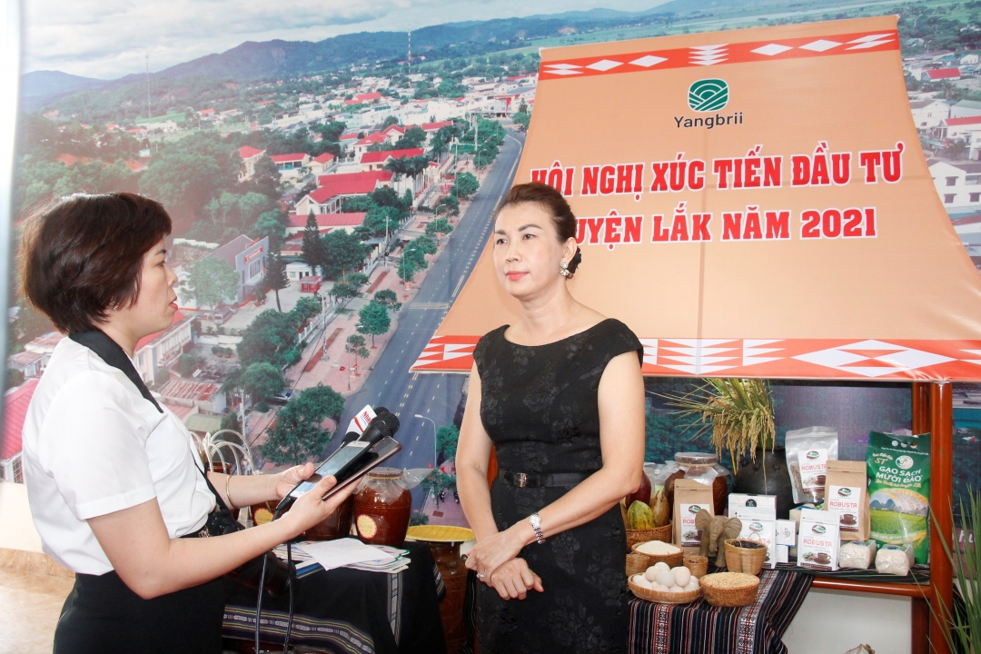 Bà Bùi Viết Thủy Tiên (bên phải), Giám đốc Công ty TNHH Du lịch đường mòn châu Á trả lời phỏng vấn  phóng viên bên lề Hội nghị xúc tiến đầu tư huyện Lắk năm 2021.  