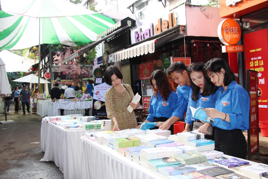 Khách tham quan và mua sách tại Đường sách cà phê Buôn Ma Thuột. 