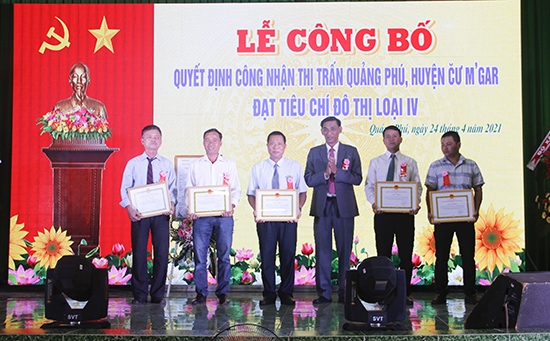 Chủ tịch UBND huyện Cư M'gar lê Nam Cao tang Giấy khen cho các tập thể có thành tích xuất sắc