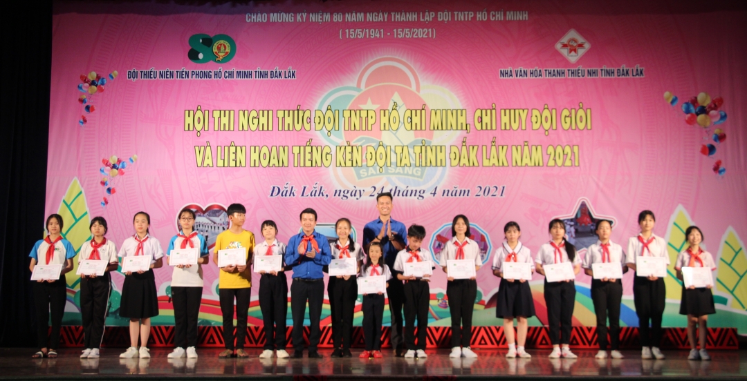 trao giấy chứng nhận cho 15 Chỉ huy Đội đạt danh hiệu Chỉ huy Đội giỏi tại Hội thi Nghi thức Đội TNTP Hồ Chí Minh