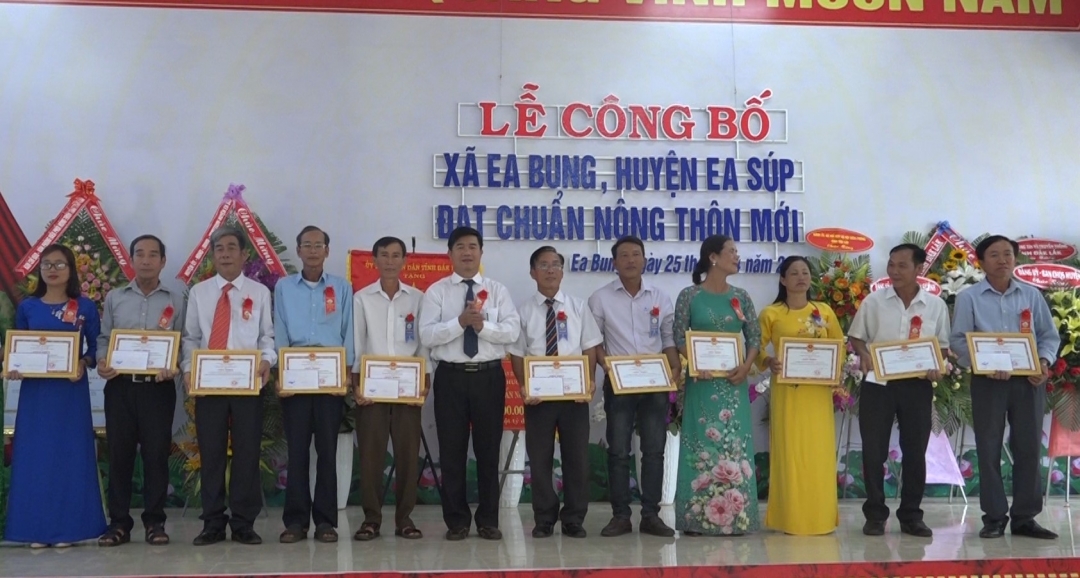 Bí thư Huyện ủy Ea Súp Nguyễn Thiên Văn tăng Giấy khen của UBND huyện cho các tập thể, cá nhân xuất sắc của xã Ea Bung