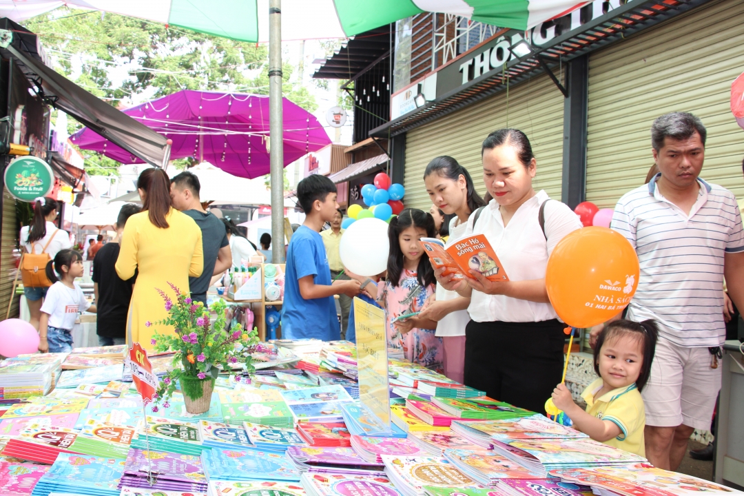 Khách tham quan và mua sắm tại các gian hàng sách. 