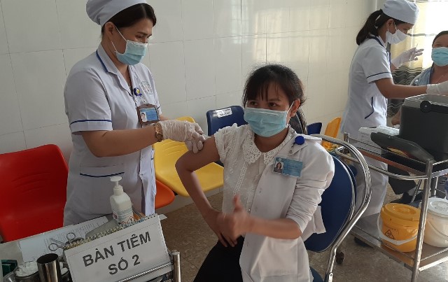 Cán bộ Trung tâm Y tế huyện Krông Pắc tiêm phòng vắc xin covid-19 AstraZeneca ngày 27-4